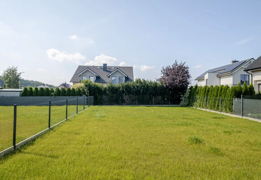 Nowy dom z garażem - słoneczny ogród