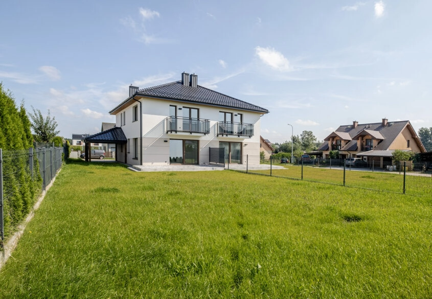 Nowy dom z garażem - słoneczny ogród