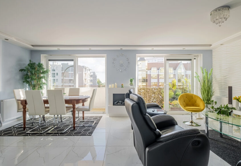 Słoneczne mieszkanie w centrum z dużymi oknami!