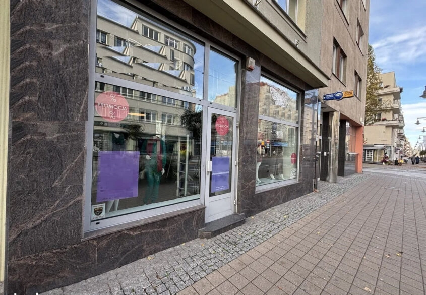 Lokal z witrynami na ul. Świętojańskiej w Gdyni