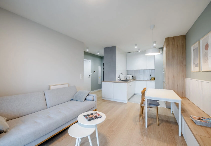 2 pokoje z balkonem, miejscem w hali i piwnicą!