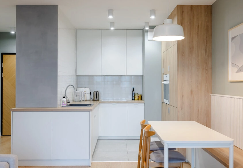 2 pokoje z balkonem, miejscem w hali i piwnicą!