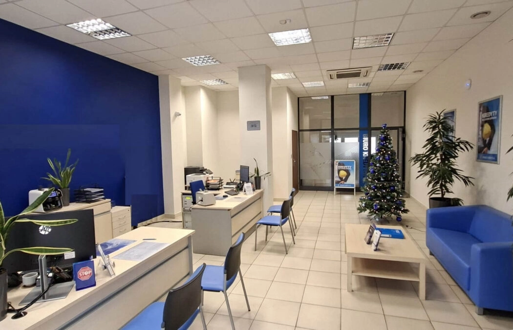 Świętojańska - lokal na parterze z dużą witryną