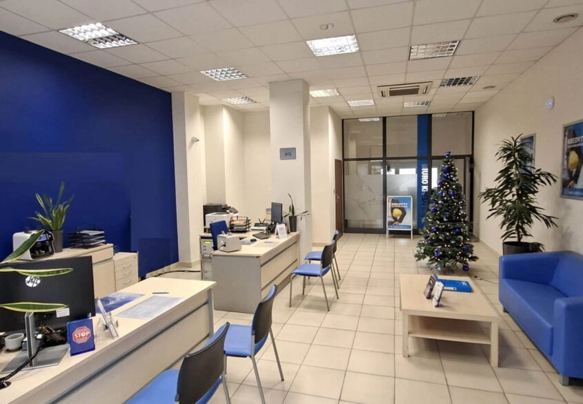 Świętojańska - lokal na parterze z dużą witryną