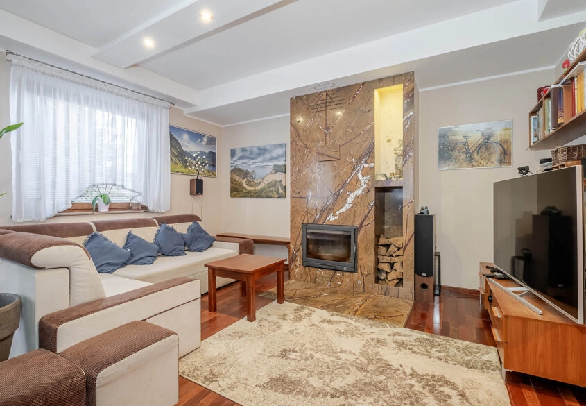 Dom wolnostojący 5 pok.w sąsiedztwie jeziora.