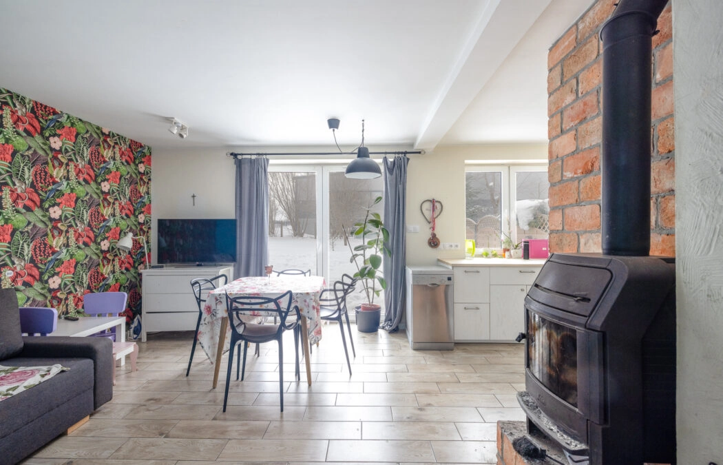 Dom na przeciwko szkoły w Pomlewie