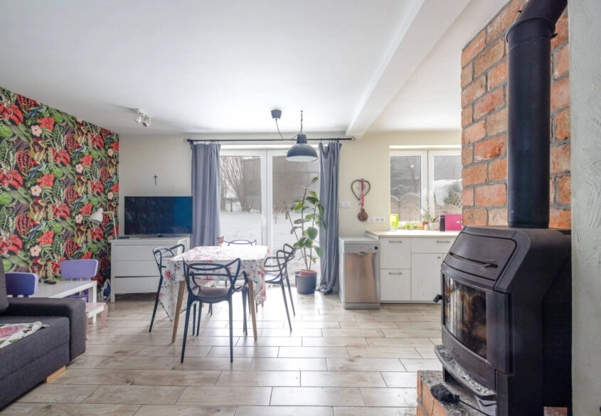 Dom na przeciwko szkoły w Pomlewie