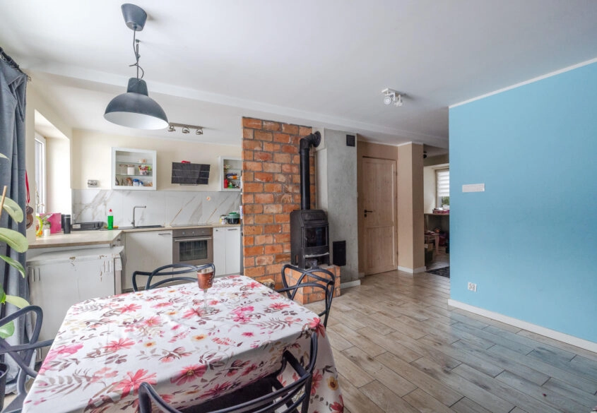 Dom na przeciwko szkoły w Pomlewie