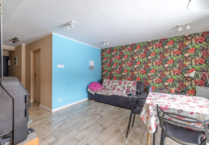 Dom na przeciwko szkoły w Pomlewie