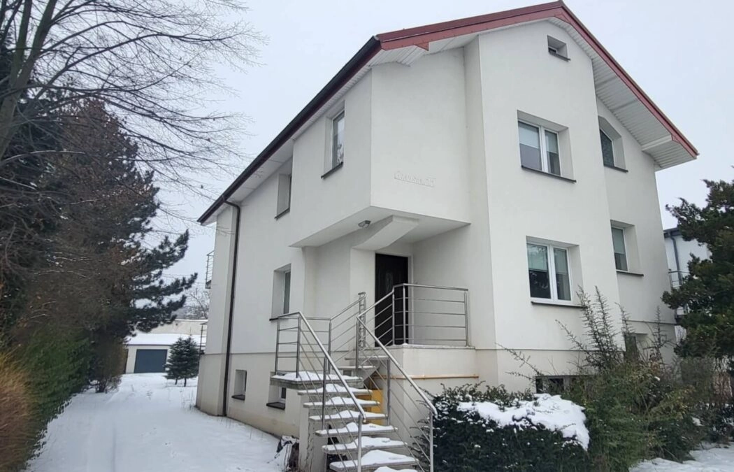 Dom podzielony na 2 mieszkania oraz dom w ogrodzie