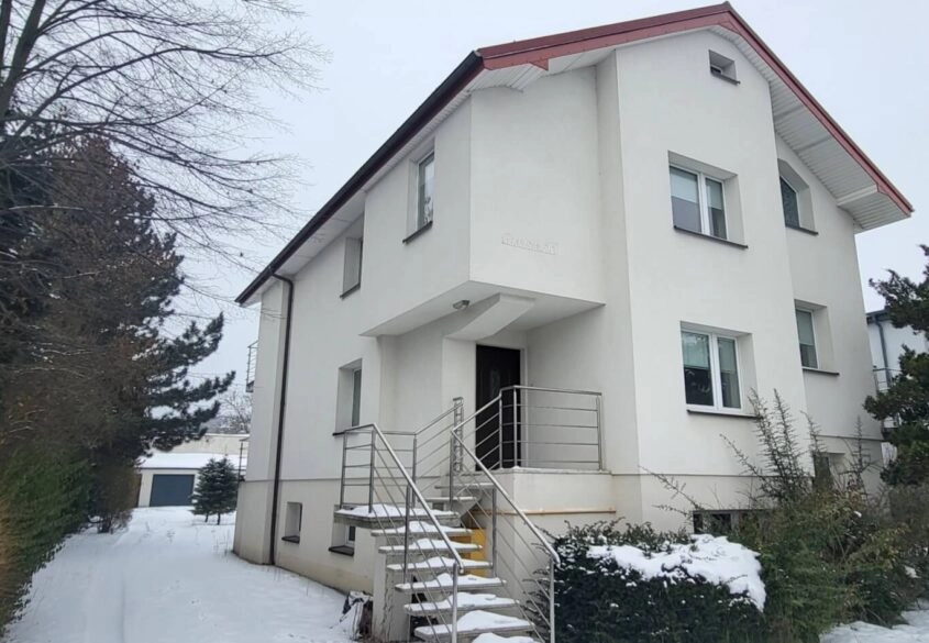 Dom podzielony na 2 mieszkania oraz dom w ogrodzie