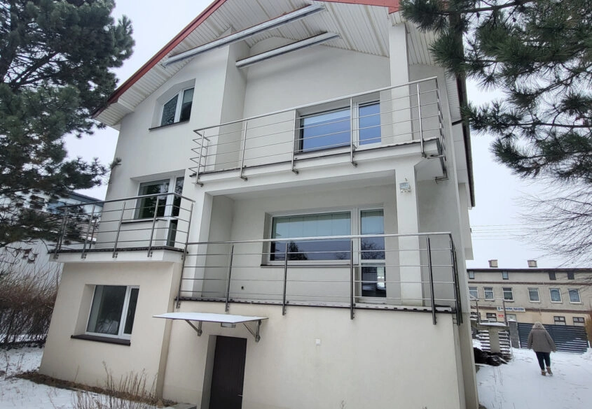 Dom podzielony na 2 mieszkania oraz dom w ogrodzie