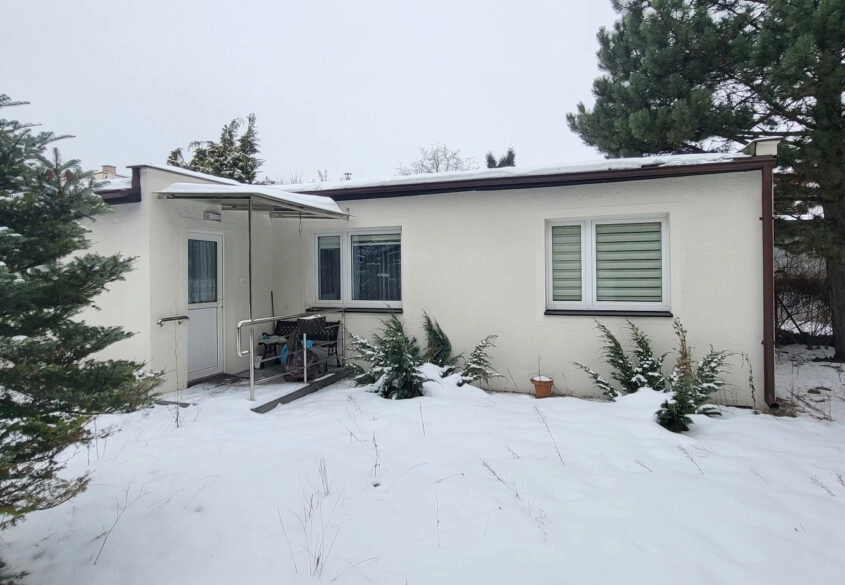 Dom podzielony na 2 mieszkania oraz dom w ogrodzie