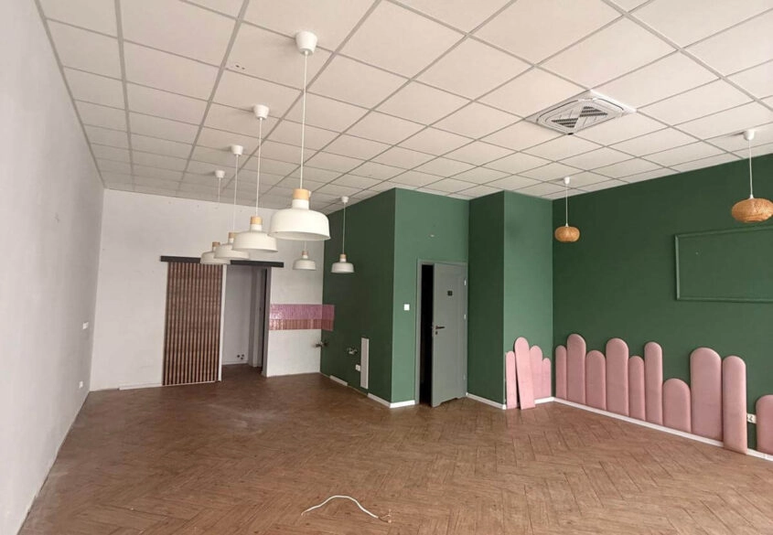 Lokal z witryną w Pępowie parking dla klientów