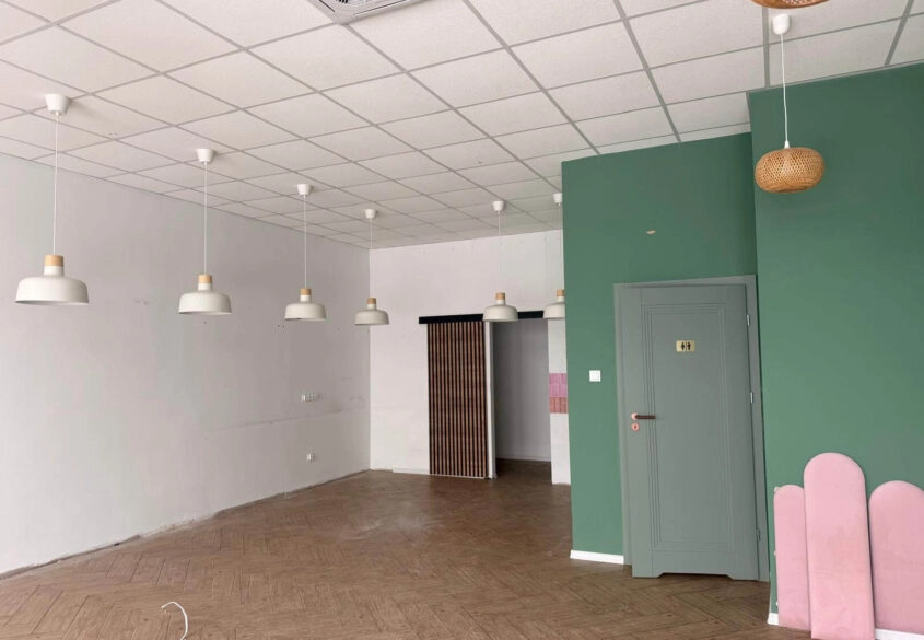 Lokal z witryną w Pępowie parking dla klientów