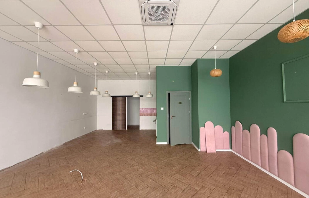 Lokal z witryną w Pępowie parking dla klientów