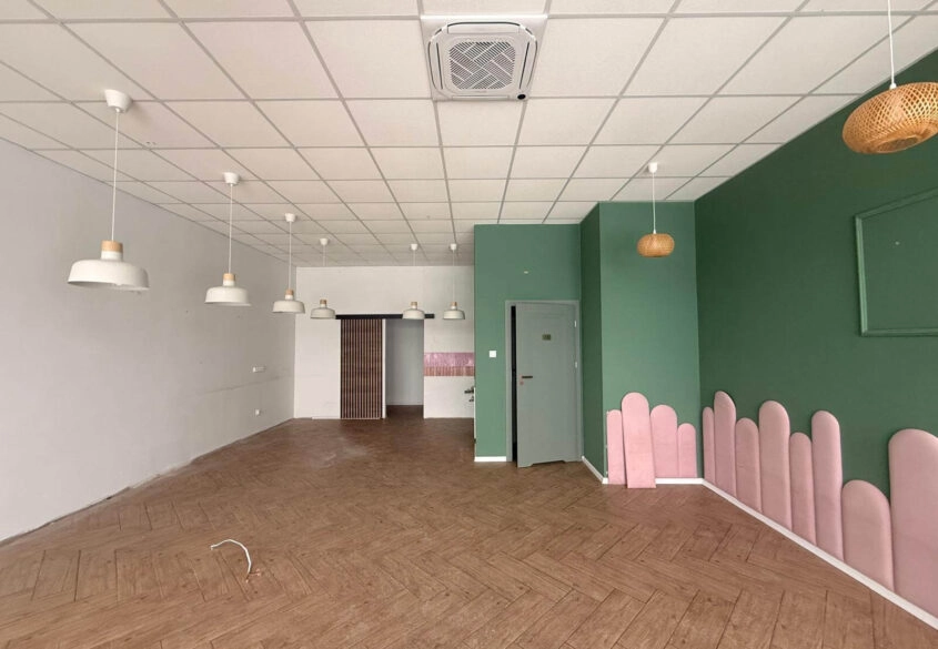 Lokal z witryną w Pępowie parking dla klientów