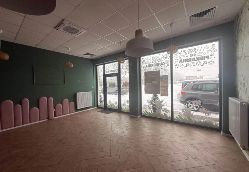 Lokal z witryną w Pępowie parking dla klientów