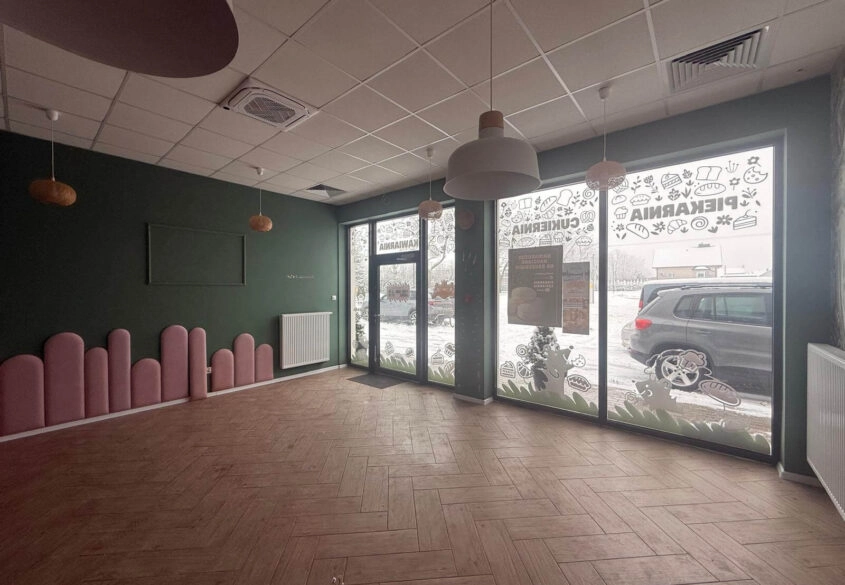 Lokal z witryną w Pępowie parking dla klientów