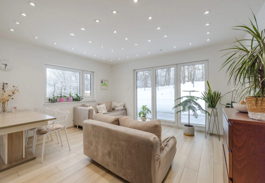 Piękny dom pod lasem w malowniczej okolicy