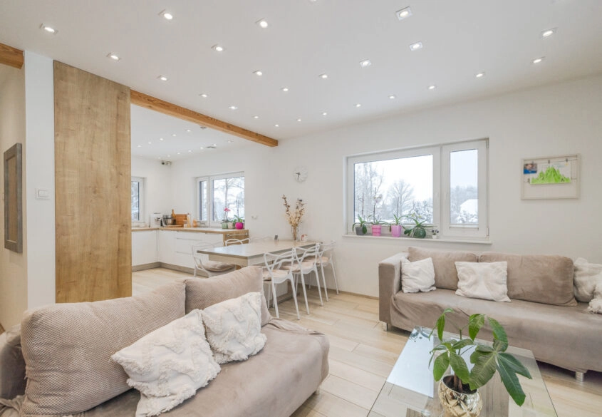 Piękny dom pod lasem w malowniczej okolicy