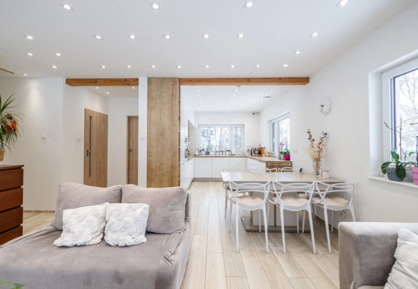 Piękny dom pod lasem w malowniczej okolicy