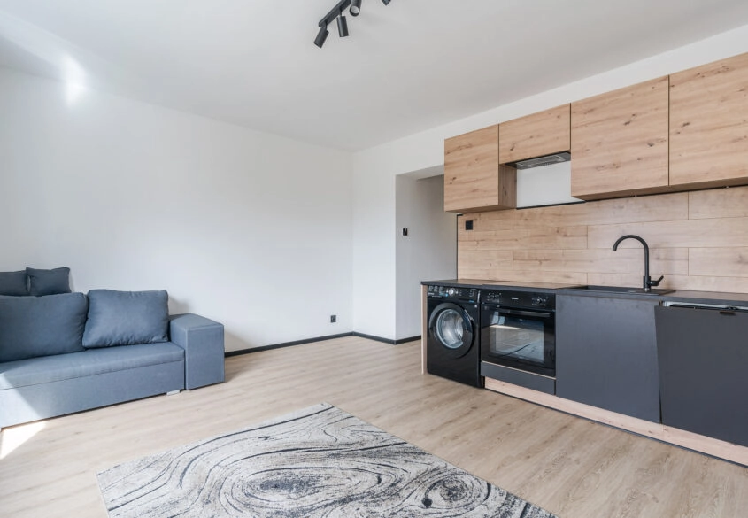 DOM PODZIELONY NA MIESZKANIA DO DALSZEGO NAJMU !