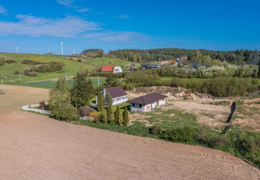 Dom w okolicy lasów i jeziora.