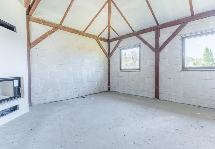 Dom w okolicy lasów i jeziora.