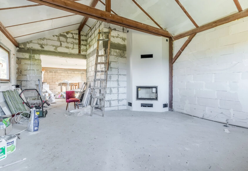 Dom w okolicy lasów i jeziora.