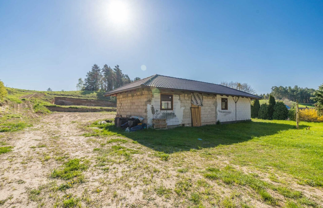 Dom w okolicy lasów i jeziora.