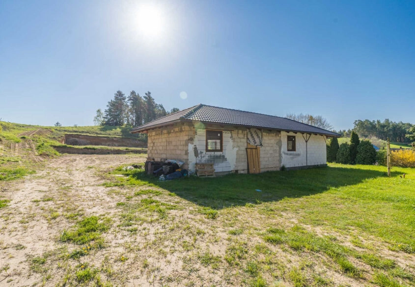 Dom w okolicy lasów i jeziora.