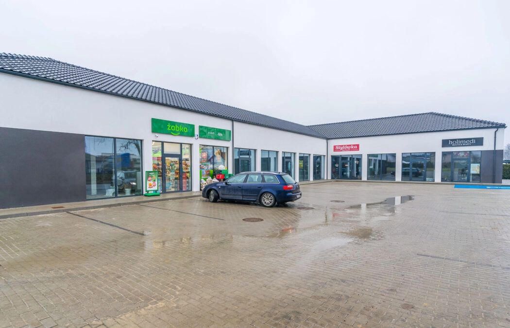 Lokal z witryną w Pępowie parking dla klientów