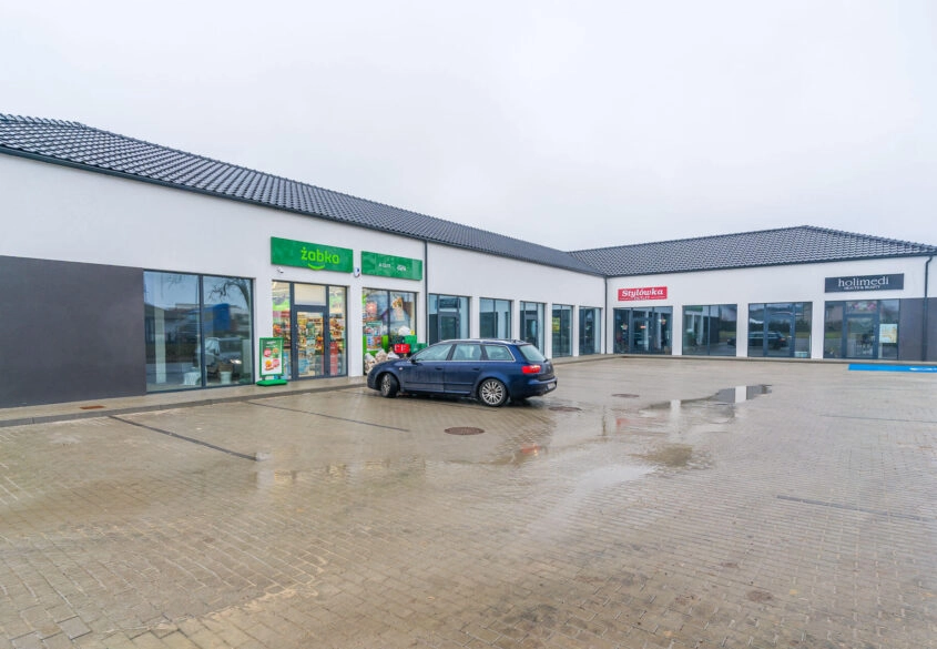 Lokal z witryną w Pępowie parking dla klientów