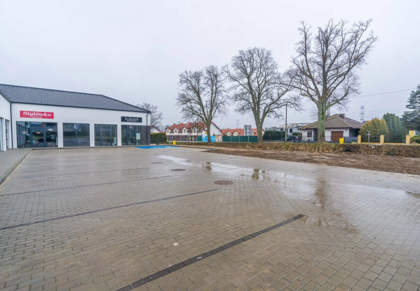 Lokal z witryną w Pępowie parking dla klientów