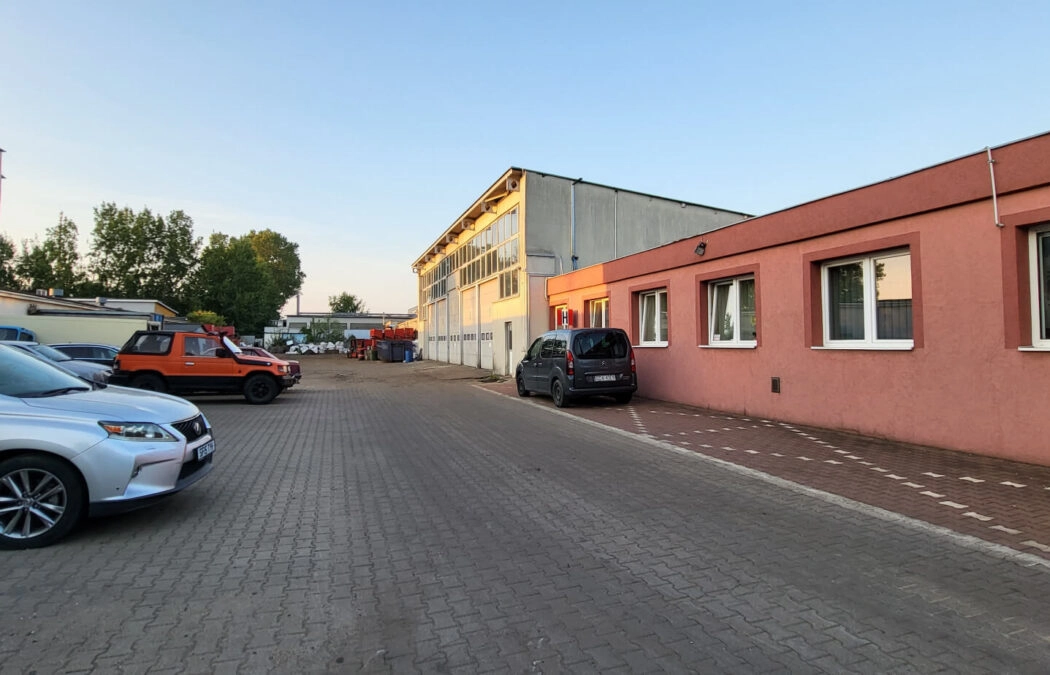 DZIAŁKA PRZEMYSLOWA Z DUZYM PARKINGIEM I BUDNKIEM