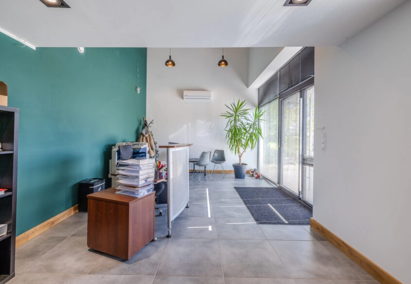 Nowoczesny lokal biurowo handlowy z magazynem