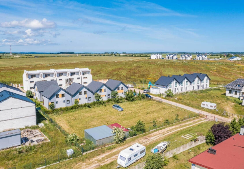 Uzbrojona | Ogrodzona | Pod szereg/domki letni.