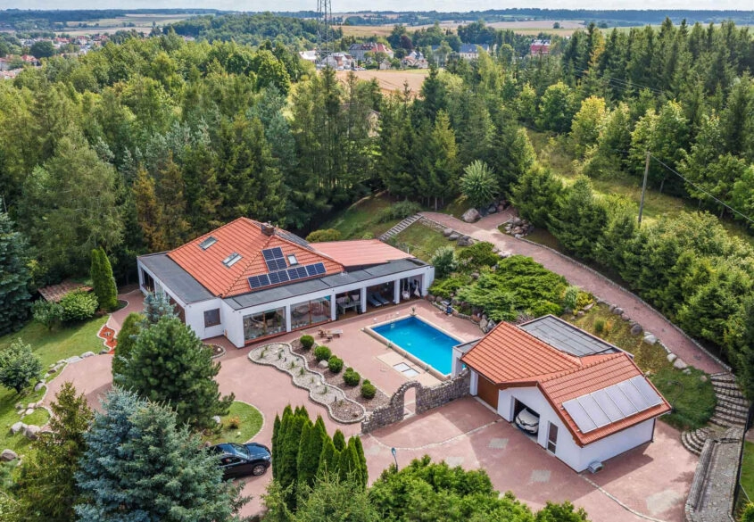 Dom z basenem 309m2 na dużej działce Dzierzgoń, po