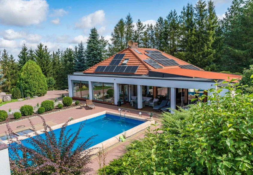 Dom z basenem 309m2 na dużej działce Dzierzgoń, po