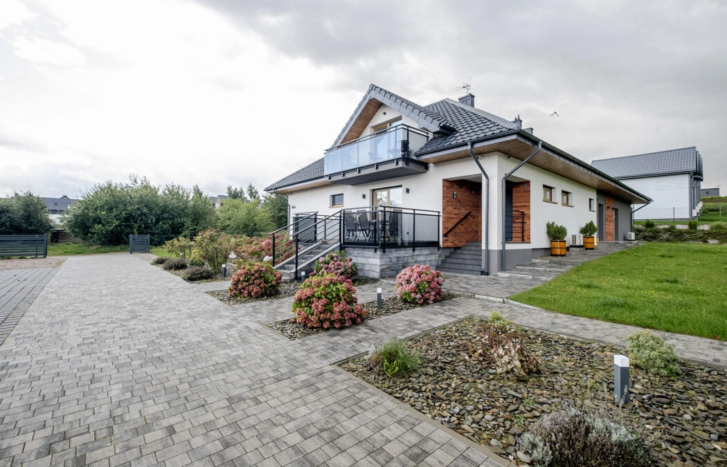 DOM Z DUŻĄ DZIAŁKĄ - INWESTYCJA