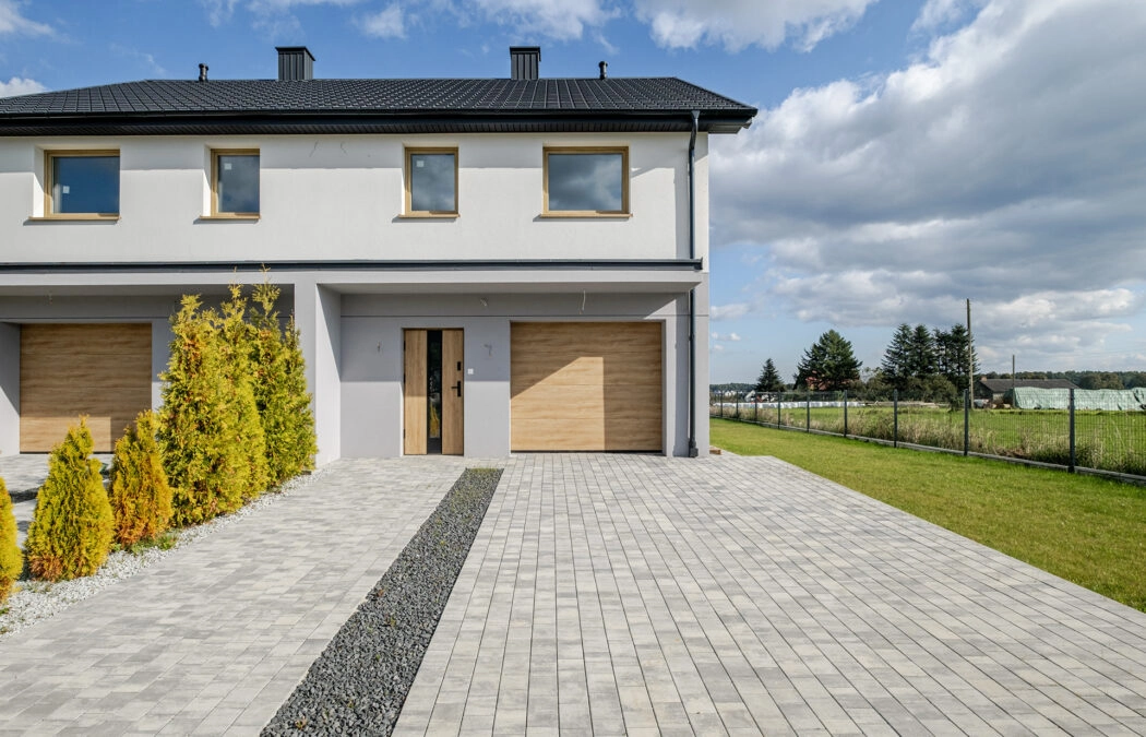 Dom z garażem na słonecznej działce Kębłowo