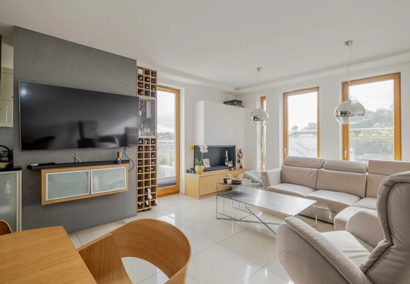 3 pokoje z balkonem, 3 miejscami w hali i komórką!