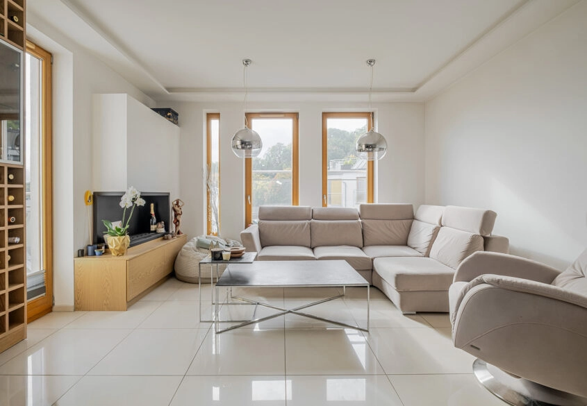 3 pokoje z balkonem, 3 miejscami w hali i komórką!