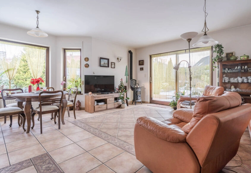 DOM WOLNOSTOJĄCY W MOSTACH