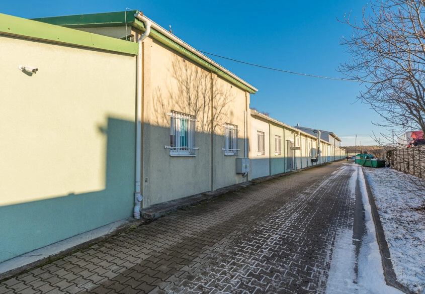 Hale i pow. produkcyjno-biurowe, duża działka