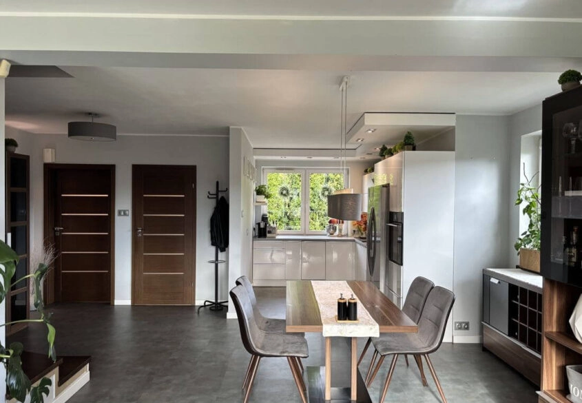 Nowoczesny dom z garażem w spokojnej okolicy