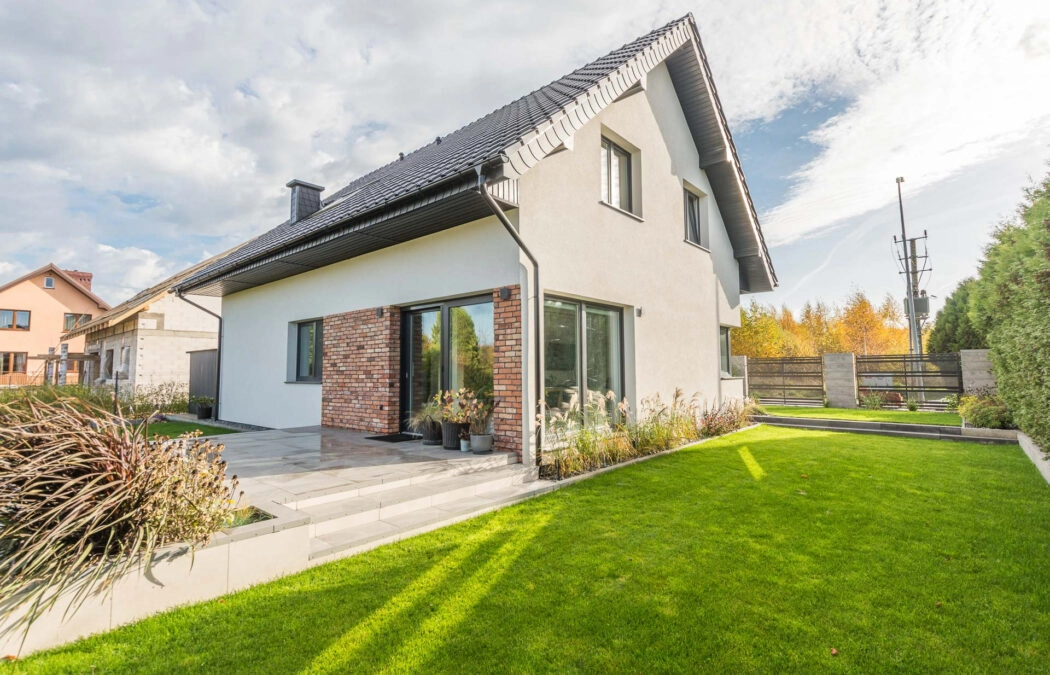 Ładny oszczędny dom, pompa-panele PV-rekuperacja