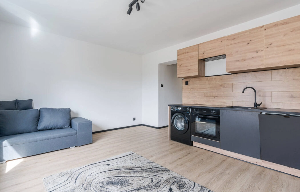 DOM PODZIELONY NA MIESZKANIA DO DALSZEGO NAJMU !