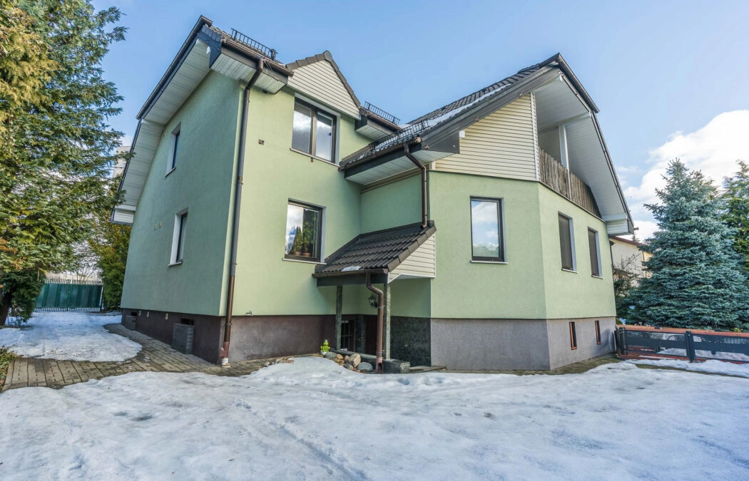 Duży dom z garażem dustanowiskowym